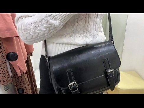 ❤️ Јавна мастурбација младе кучке ФералБерри са дилдом у соби за мерење Руски порно на sr.vegasservice.ru ❤